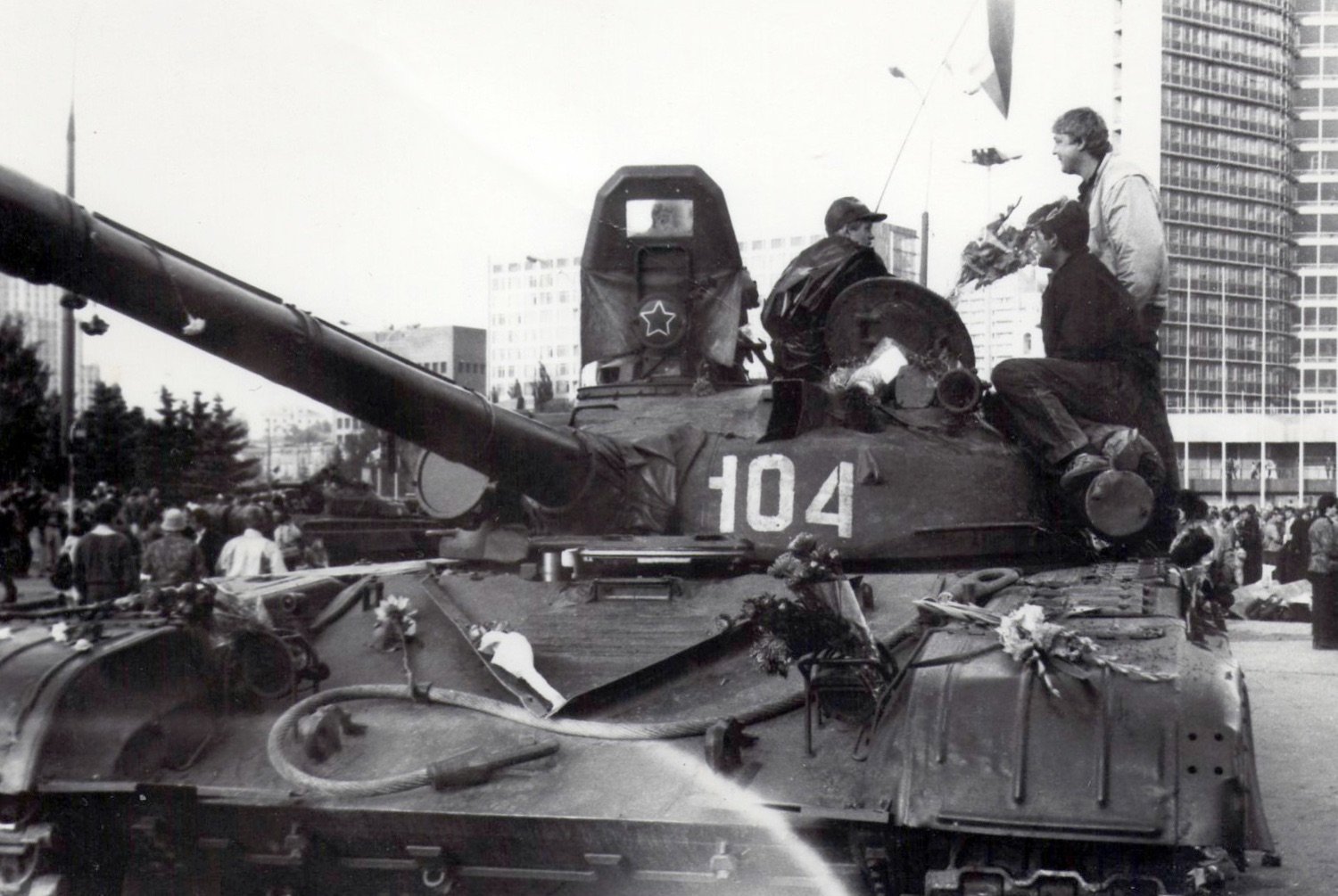 T-72 tank near the CMEA building in Moscow during the failed August 1991 coup